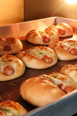มิส มาม่อน พร้อมเสิร์ฟความอร่อย อุ่นๆ จากเตา "Double Sausage Bread"