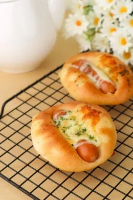 มิส มาม่อน พร้อมเสิร์ฟความอร่อย อุ่นๆ จากเตา "Double Sausage Bread"