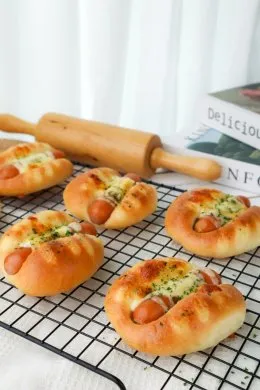 มิส มาม่อน พร้อมเสิร์ฟความอร่อย อุ่นๆ จากเตา "Double Sausage Bread"